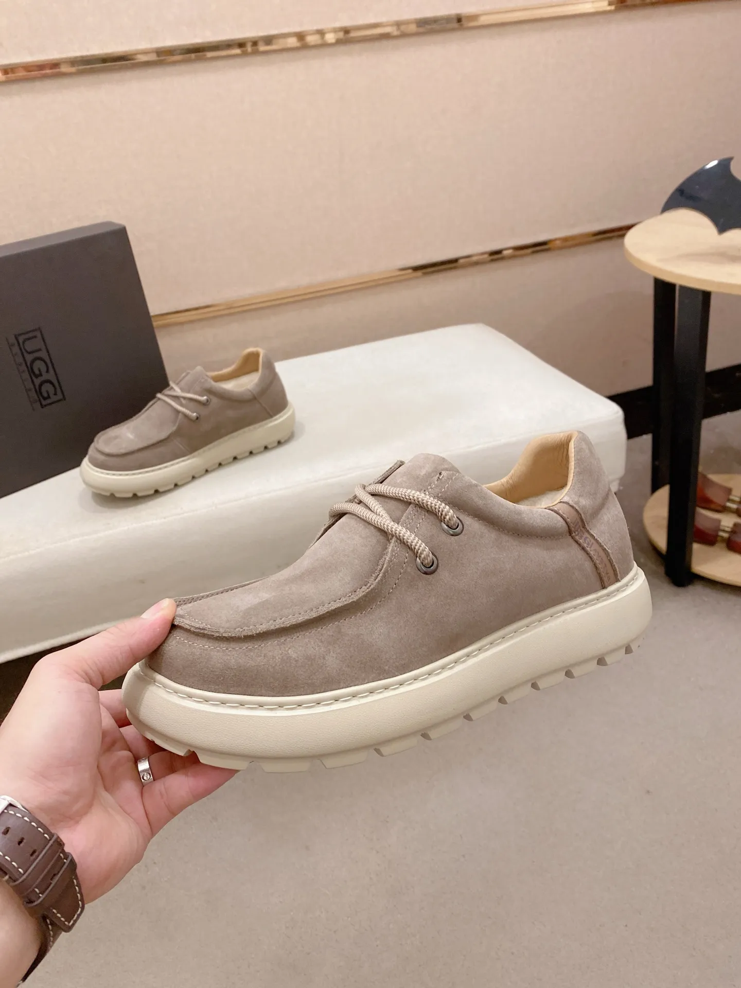Factory price: 600💰New UGG fur-integrated men's simple and fashionable snow shoes. The most worth buying at the end of this year are warm casual shoes. Whether you are out and about at home, their comfortable and warm performance will be your most suitable fashion companion! The material is cowhide upper and imported wool is used inside. Two layers of cowhide for warmth and comfort! The eva+ rubber patch outsole is cushioned, non-slip and wear-resistant, and has good elasticity. It is light and wear-resistant, comfortable and soft, and the new simple cut is more fashionable. It has both practicality and fashion sense, so you no longer have to worry about how to match it in winter, while still maintaining your fashionable taste. High-quality genuine wool produced in Dongguan. The material depends on the details! Size: 39-40-41-42-43-44-45 sneaker size